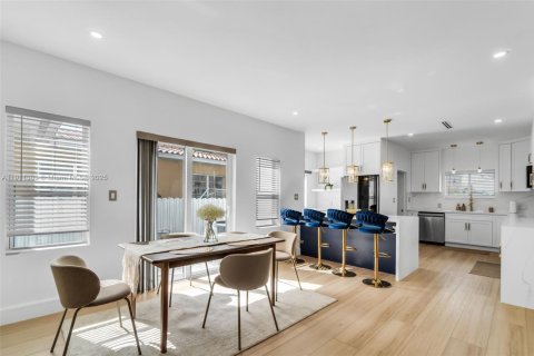 House in Miami, Florida 3 bedrooms, 144.56 sq.m. № 2013375 - photo 6