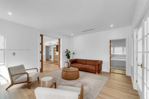 House in Miami, Florida 3 bedrooms, 144.56 sq.m. № 2013375 - photo 2