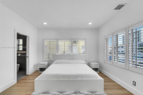 House in Miami, Florida 3 bedrooms, 144.56 sq.m. № 2013375 - photo 17