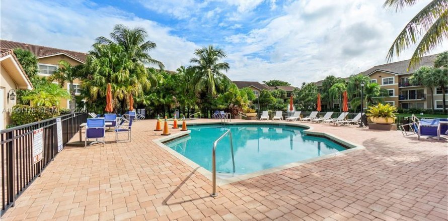 Condominio en Coral Springs, Florida, 2 dormitorios  № 2022025