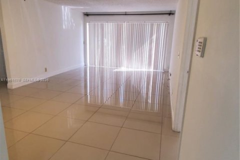 Condominio en venta en Coral Springs, Florida, 2 dormitorios, 91.42 m2 № 2022025 - foto 11