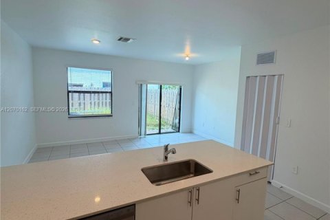 Touwnhouse à louer à Homestead, Floride: 3 chambres, 129.41 m2 № 2301125 - photo 2