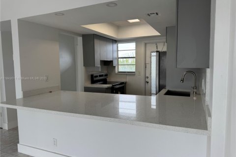 Кондоминиум с 2 спальнями в Халландейл-Бич, Флорида № 2038101