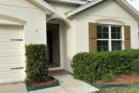 Villa ou maison à louer à Spring Hill, Floride: 4 chambres, 169.83 m2 № 2157946 - photo 2