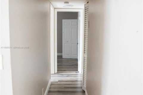 Снять в аренду виллу или дом в Корал-Спрингс, Флорида 2 спальни, 79.9м2, № 2060632 - фото 9