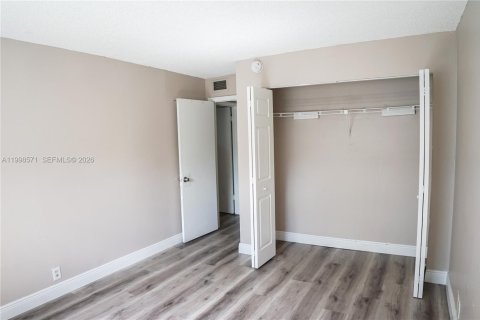 Снять в аренду виллу или дом в Корал-Спрингс, Флорида 2 спальни, 79.9м2, № 2060632 - фото 10