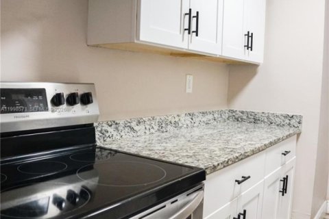 Снять в аренду виллу или дом в Корал-Спрингс, Флорида 2 спальни, 79.9м2, № 2060632 - фото 6