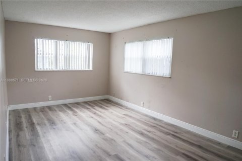 Снять в аренду виллу или дом в Корал-Спрингс, Флорида 2 спальни, 79.9м2, № 2060632 - фото 14