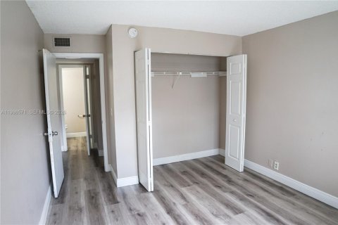 Снять в аренду виллу или дом в Корал-Спрингс, Флорида 2 спальни, 79.9м2, № 2060632 - фото 11