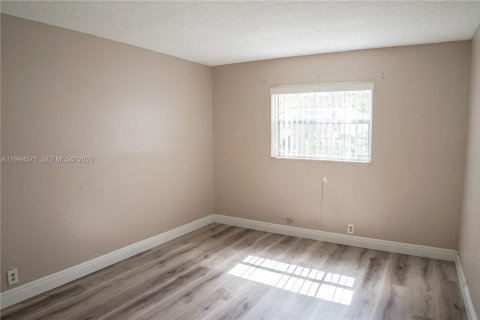 Снять в аренду виллу или дом в Корал-Спрингс, Флорида 2 спальни, 79.9м2, № 2060632 - фото 7