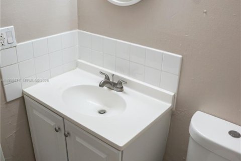 Снять в аренду виллу или дом в Корал-Спрингс, Флорида 2 спальни, 79.9м2, № 2060632 - фото 13