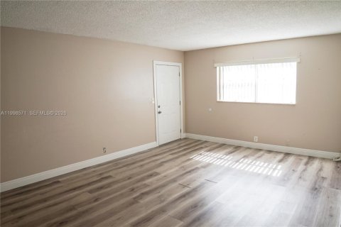 Снять в аренду виллу или дом в Корал-Спрингс, Флорида 2 спальни, 79.9м2, № 2060632 - фото 21