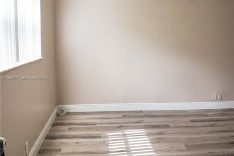 Снять в аренду виллу или дом в Корал-Спрингс, Флорида 2 спальни, 79.9м2, № 2060632 - фото 3