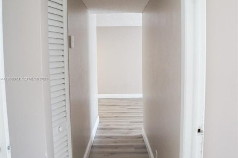 Снять в аренду виллу или дом в Корал-Спрингс, Флорида 2 спальни, 79.9м2, № 2060632 - фото 20