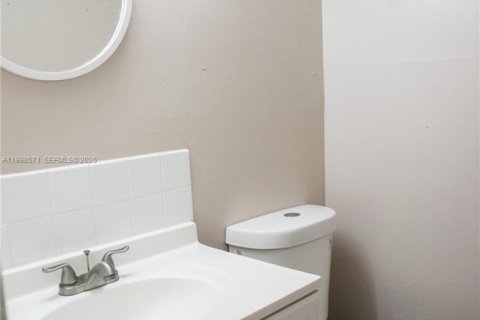 Снять в аренду виллу или дом в Корал-Спрингс, Флорида 2 спальни, 79.9м2, № 2060632 - фото 12