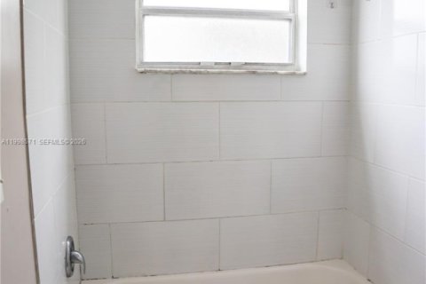 Снять в аренду виллу или дом в Корал-Спрингс, Флорида 2 спальни, 79.9м2, № 2060632 - фото 16