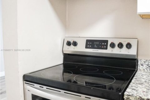 Снять в аренду виллу или дом в Корал-Спрингс, Флорида 2 спальни, 79.9м2, № 2060632 - фото 23