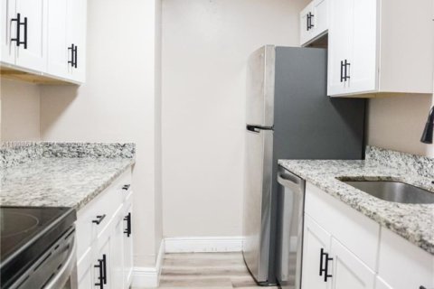 Снять в аренду виллу или дом в Корал-Спрингс, Флорида 2 спальни, 79.9м2, № 2060632 - фото 8