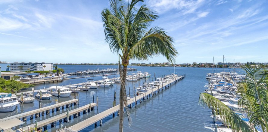 Кондоминиум с 3 спальнями в Лантана, Флорида № 834988