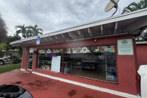 Commercial property in Oakland Park, Florida № 2400012 - photo 4