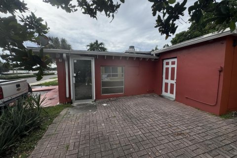 Commercial property in Oakland Park, Florida № 2400012 - photo 6