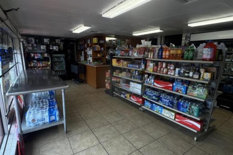 Commercial property in Oakland Park, Florida № 2400012 - photo 12