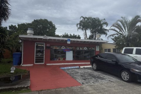 Commercial property in Oakland Park, Florida № 2400012 - photo 3