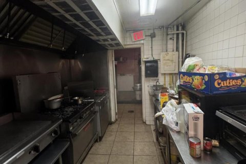 Commercial property in Oakland Park, Florida № 2400012 - photo 23