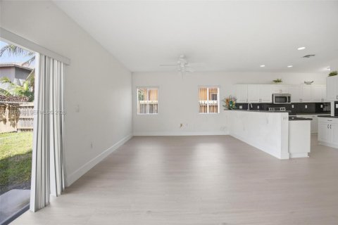 House in Miami, Florida 5 bedrooms, 214.79 sq.m. № 2062388 - photo 21