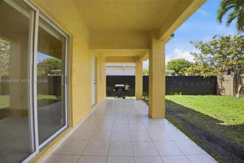 House in Miami, Florida 5 bedrooms, 214.79 sq.m. № 2062388 - photo 12