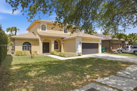 House in Miami, Florida 5 bedrooms, 214.79 sq.m. № 2062388 - photo 2