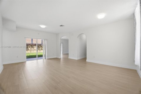 House in Miami, Florida 5 bedrooms, 214.79 sq.m. № 2062388 - photo 13