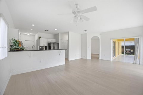 House in Miami, Florida 5 bedrooms, 214.79 sq.m. № 2062388 - photo 24