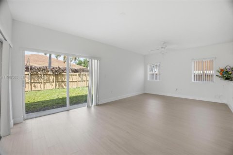 House in Miami, Florida 5 bedrooms, 214.79 sq.m. № 2062388 - photo 20