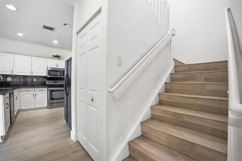 House in Miami, Florida 5 bedrooms, 214.79 sq.m. № 2062388 - photo 16