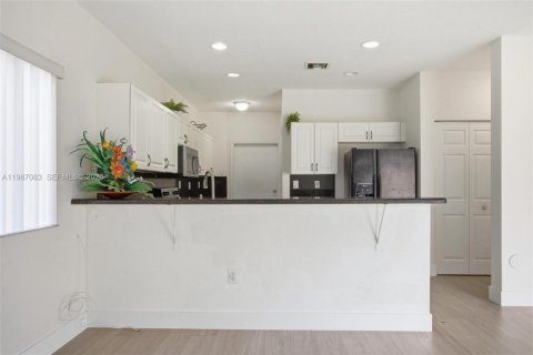 House in Miami, Florida 5 bedrooms, 214.79 sq.m. № 2062388 - photo 23