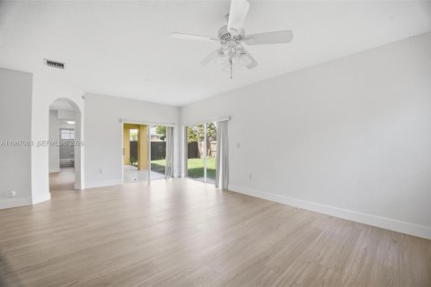House in Miami, Florida 5 bedrooms, 214.79 sq.m. № 2062388 - photo 26