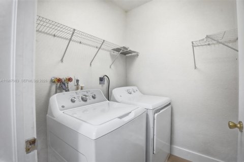 House in Miami, Florida 5 bedrooms, 214.79 sq.m. № 2062388 - photo 18