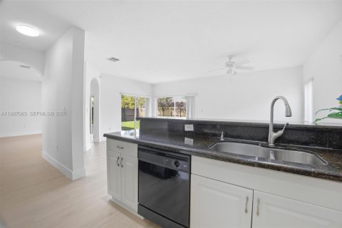 House in Miami, Florida 5 bedrooms, 214.79 sq.m. № 2062388 - photo 19