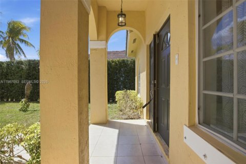 House in Miami, Florida 5 bedrooms, 214.79 sq.m. № 2062388 - photo 6