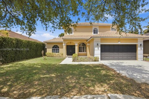 House in Miami, Florida 5 bedrooms, 214.79 sq.m. № 2062388 - photo 3