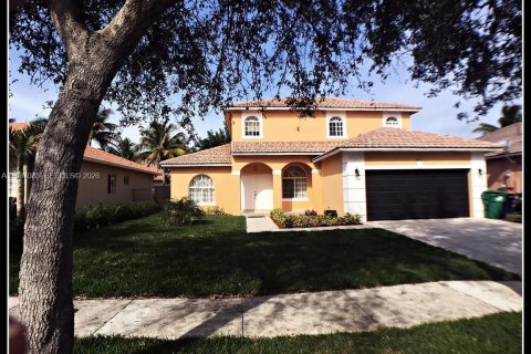 House in Miami, Florida 5 bedrooms, 214.79 sq.m. № 2062388 - photo 1