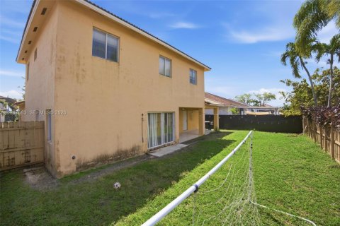 House in Miami, Florida 5 bedrooms, 214.79 sq.m. № 2062388 - photo 10