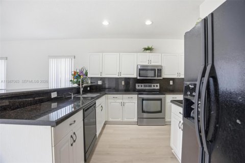 House in Miami, Florida 5 bedrooms, 214.79 sq.m. № 2062388 - photo 17