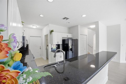 House in Miami, Florida 5 bedrooms, 214.79 sq.m. № 2062388 - photo 25