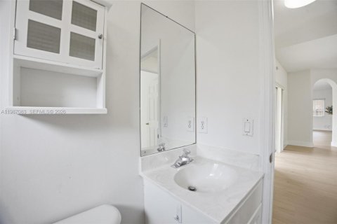 House in Miami, Florida 5 bedrooms, 214.79 sq.m. № 2062388 - photo 28