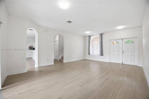 House in Miami, Florida 5 bedrooms, 214.79 sq.m. № 2062388 - photo 14