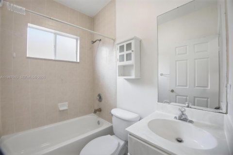 House in Miami, Florida 5 bedrooms, 214.79 sq.m. № 2062388 - photo 27