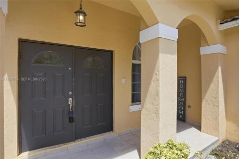 House in Miami, Florida 5 bedrooms, 214.79 sq.m. № 2062388 - photo 5