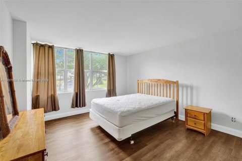 Condo in Lauderhill, Florida, 2 bedrooms  № 1973445 - photo 9